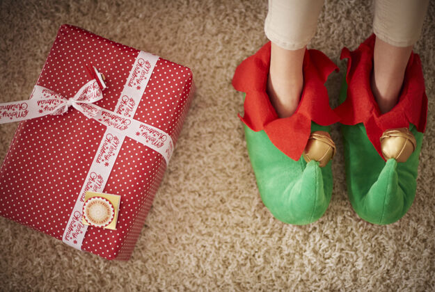 圣诞装饰圣诞礼物旁边的精灵腿上家里室内地板