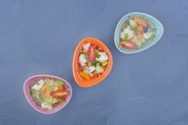 辣椒蔬菜汤在蓝色的彩色杯子里顶部午餐顶部观点