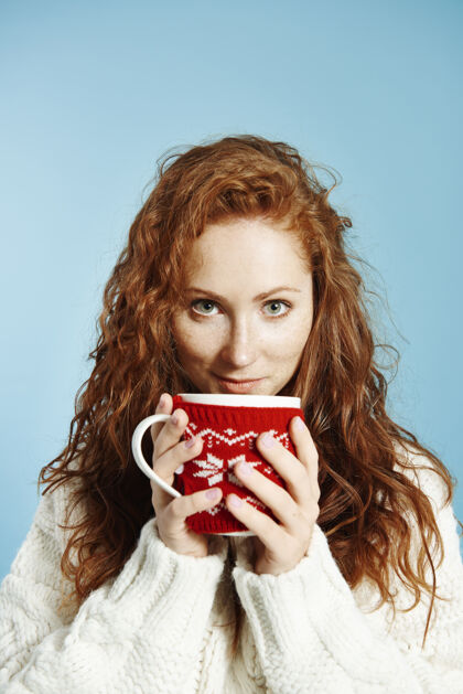 休息微笑的女孩喝热茶的画像冬天温暖的衣服茶