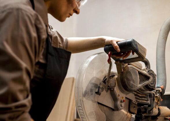 职业女木匠在工作室里拿着工具女人技能职业