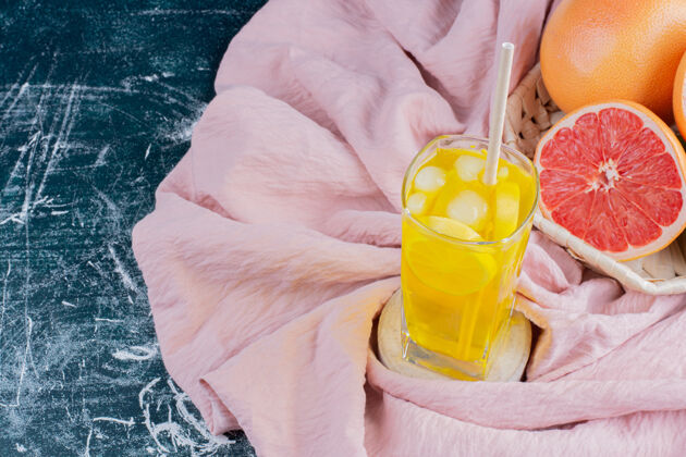 桌布一杯柠檬水 柠檬片和葡萄柚放在大理石表面香橼提神水果