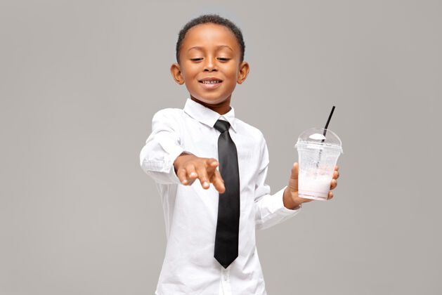 饮料帅气的黑人男生 穿着衬衫 打着领带 手拿透明塑料杯 喝着健康的高能量蛋白奶昔 脸上洋溢着幸福快乐的表情健康与美食小新鲜小