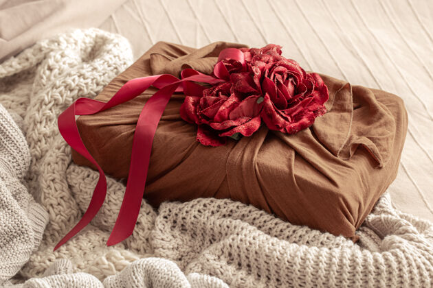 丝带用丝带和装饰性玫瑰装饰的礼品盒情人节原创礼品包装针织玫瑰情人节