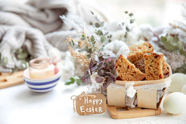 复活节复活节静物与节日蛋糕 鸡蛋和鲜花件复活节假期的概念文本铭文面包房