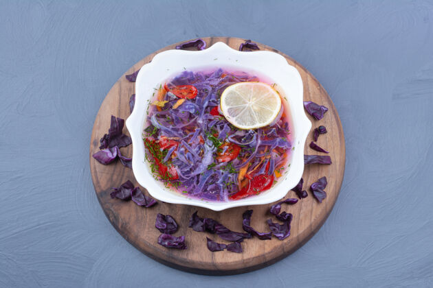 早午餐蔬菜沙拉和酱汁 紫色卷心菜放在一个白色的陶瓷碗里产品蓝色食品