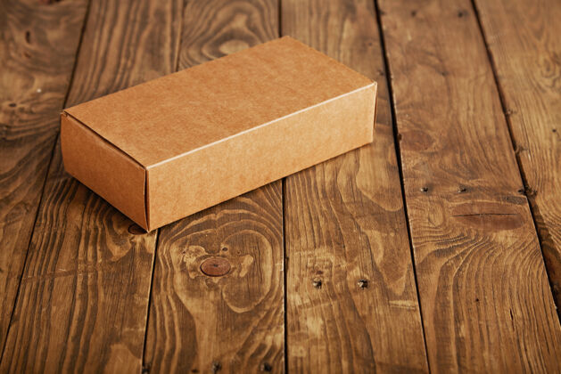 货物工艺无标签纸板包装盒上提出强调拉丝木桌 特写工艺消费主义纸箱