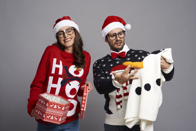 开放男人被礼物吓了一跳有趣的圣诞毛衣女人十二月眼镜