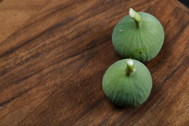 生的成熟的绿色无花果放在木桌上新鲜棕色完整的
