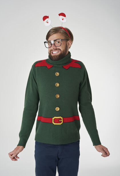 幽默穿圣诞套头衫的快乐男人装饰老微笑