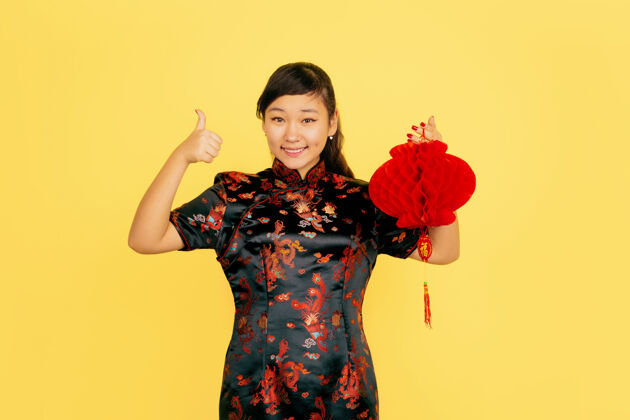 旗袍与灯笼合影 微笑 邀请中国新年快乐黄色背景上的亚洲少女肖像复制空间女孩欢快亚洲