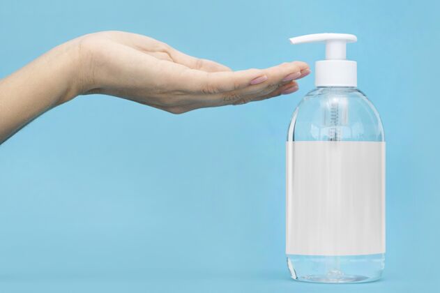 防腐剂手从瓶子里拿肥皂液塑料透明包装