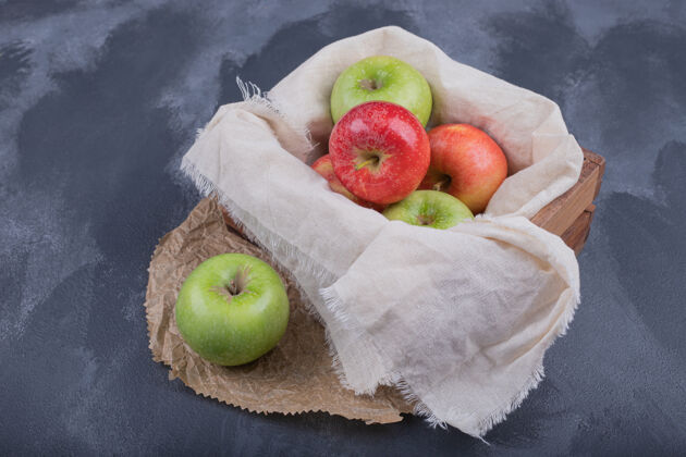 素食一篮五颜六色的苹果在黑暗中篮子木制维生素