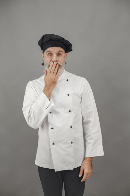 站立资深男士对着镜头展示自己的情感专业的商业方法帽子帽子自助餐