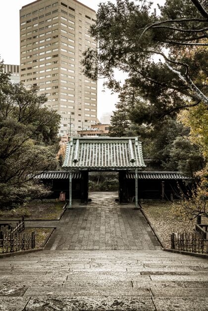 日本日本寺庙建筑群的高角度下降楼梯木制建筑建筑