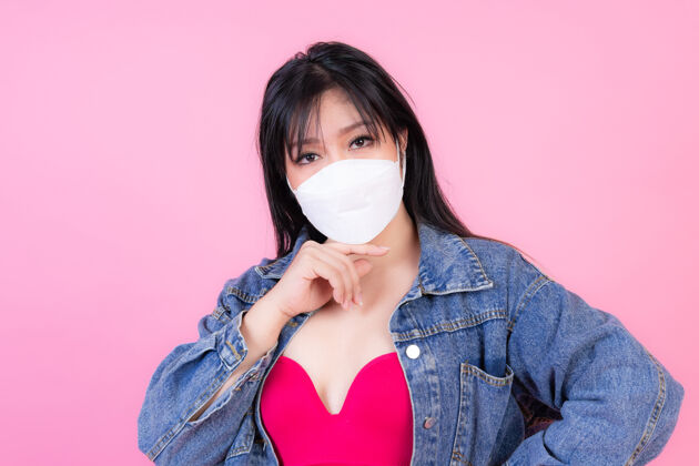 胖子亚洲女孩戴着防护面罩在隔离期间保护自己病毒丰满医生