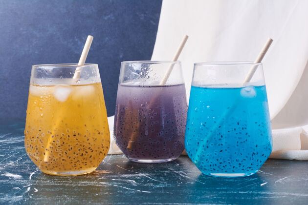 美味五颜六色的浆果配上一杯蓝色的饮料热带异国情调水