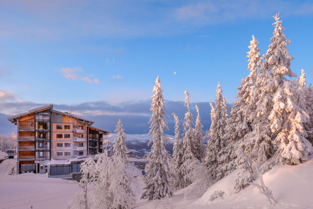 云雪地里住宅楼的美丽照片山天气十二月