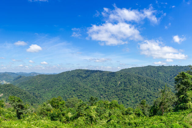 大地美丽的全景山蓝天背景-泰国全景景观田野蓝天山谷