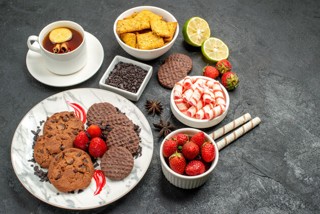 午餐俯瞰巧克力饼干配糖果和茶茶碗饼干