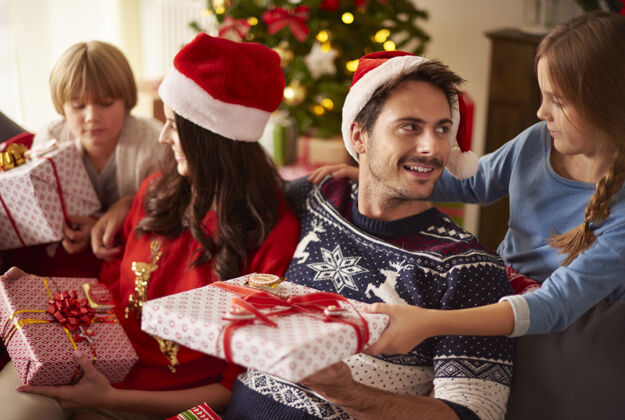 圣诞老人家人分享圣诞礼物家庭室内男人女儿