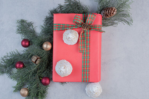 面包房美味的饼干放在圣诞礼物盒上糕点礼品节日