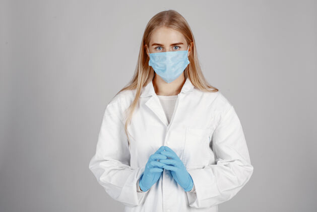 药剂师戴着医学面具的医生冠状病毒主题隔离在白色背景上成人药职业