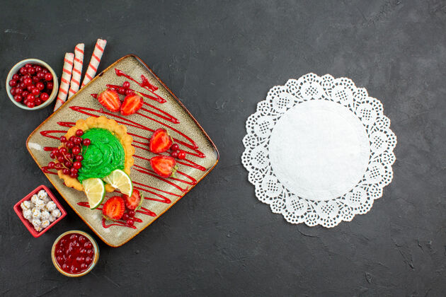 甜点俯瞰美味的奶油蛋糕和水果蛋糕美味奶油蛋糕水果