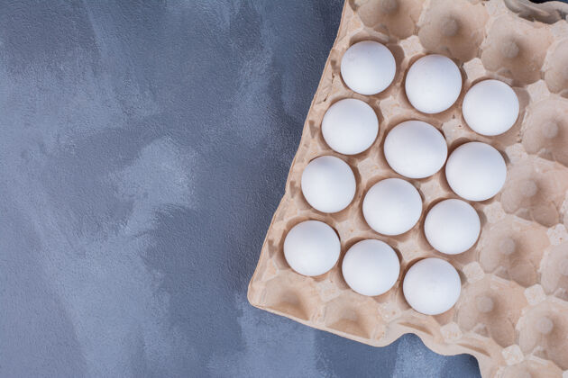 景观白鸡蛋放在纸板托盘里美味顶部传统