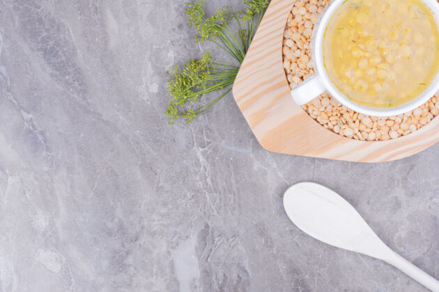 美味一杯白色的黄色豌豆汤放在木盘里食品膳食景观
