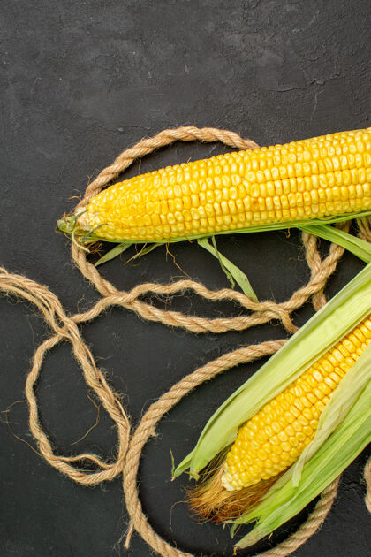 玉米顶视图新鲜生玉米有机谷类黄色