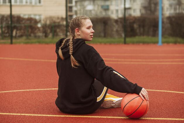 运动青少年在篮球场上摆姿势运动健康运动员