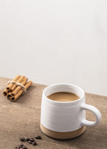 液体高角度的咖啡杯与肉桂棒和复制空间杯子咖啡芳香