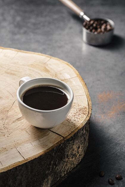 咖啡豆高角度的咖啡杯在木板上高芳香木头