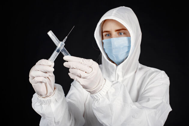 专家戴着医用面罩的医生冠状病毒主题白色背景下隔离穿防护服的女人诊所儿科医生从业者