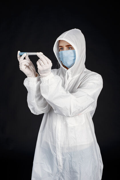 医疗戴着医用面罩的医生冠状病毒主题白色背景下隔离穿防护服的女人职业成人人