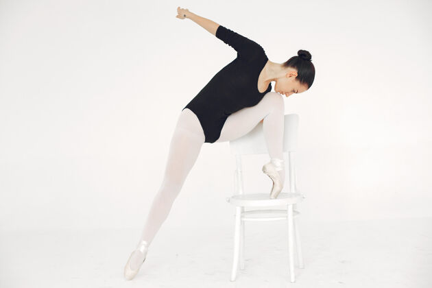 女性化漂亮的芭蕾舞演员尖角的芭蕾舞演员踮起脚尖女性运动