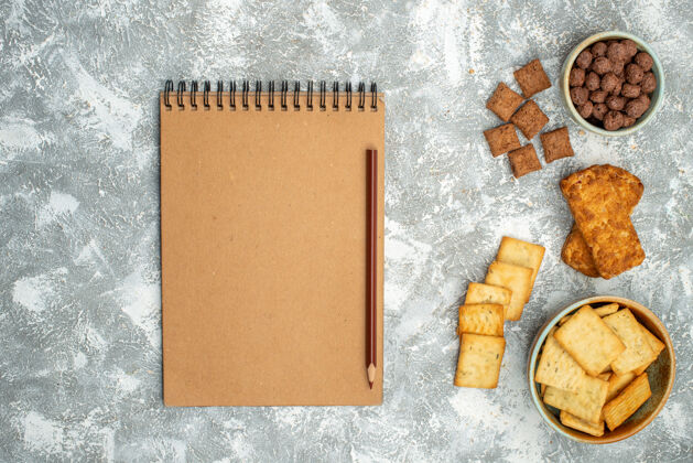 墙特写各种饼干饼干和笔记本上的蓝色饼干笔记本瓷砖
