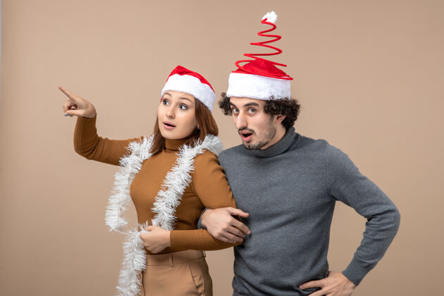 圣诞老人新年心情激动酷满足可爱情侣戴着红色圣诞老人帽尽情享受享受心情可爱
