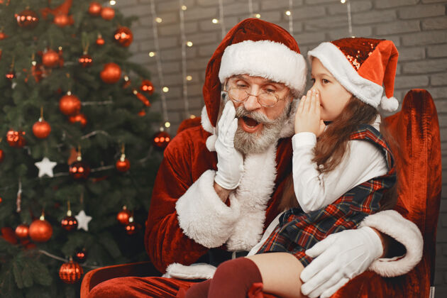 圣诞老人圣诞节 孩子和礼物圣诞老人给孩子带来礼物快乐的小女孩拥抱圣诞老人快乐圣人魔术