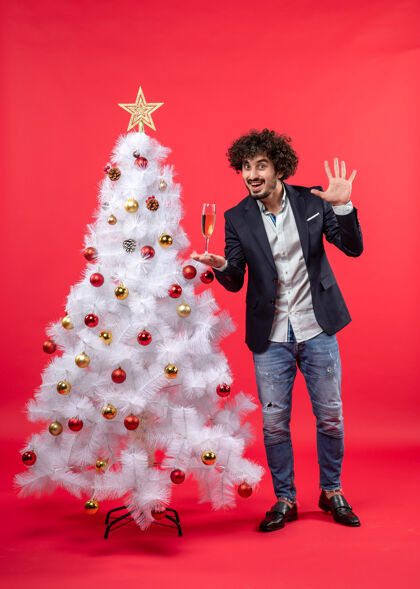 年轻人有胡子的年轻人拿着酒庆祝新年 五个人站在装饰好的白色圣诞树旁站着年轻人五岁