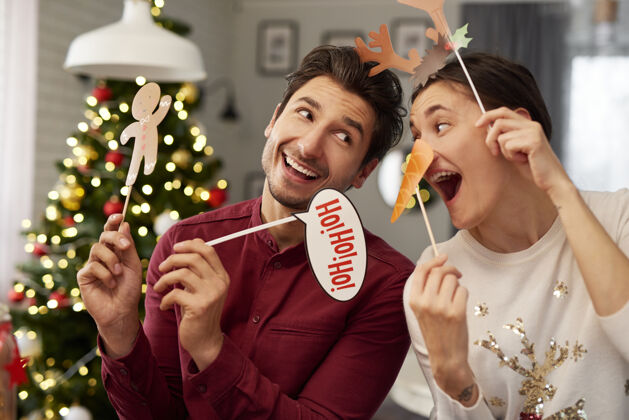 异性恋情侣戴着圣诞面具的顽皮情侣乐趣装饰异性恋
