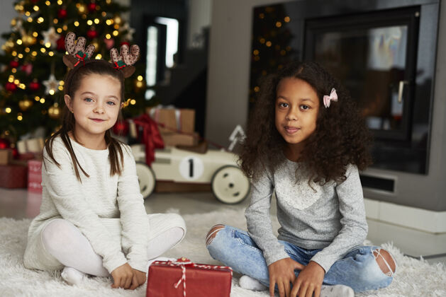 装饰圣诞节两个快乐女孩的画像女孩积极圣诞灯