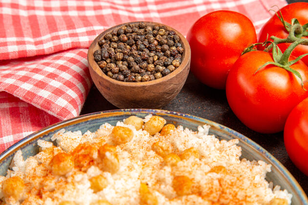 饮食鹰嘴豆和米饭的特写镜头 松饼和西红柿健康碗午餐