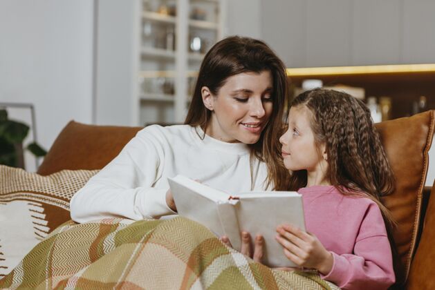 家母女俩在家看书一起母亲水平