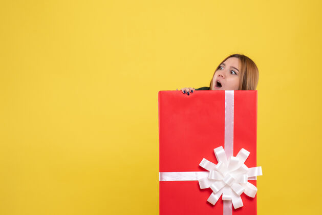 礼物礼物盒内年轻女性的正面图盒子拥抱生日