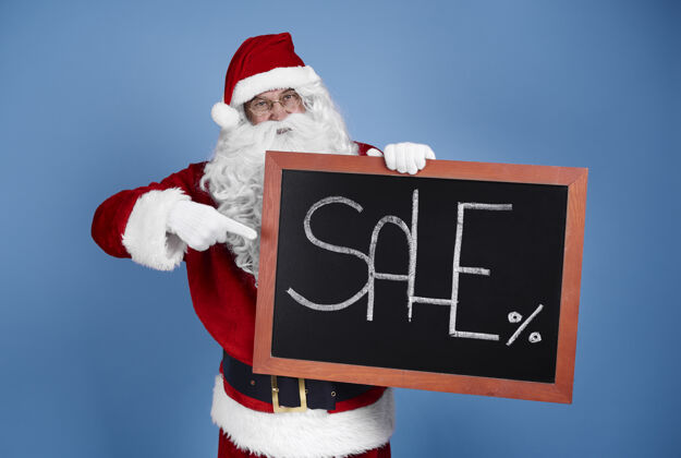 零售穿着圣诞老人服装 打着圣诞横幅的男人黑板圣诞节平安夜