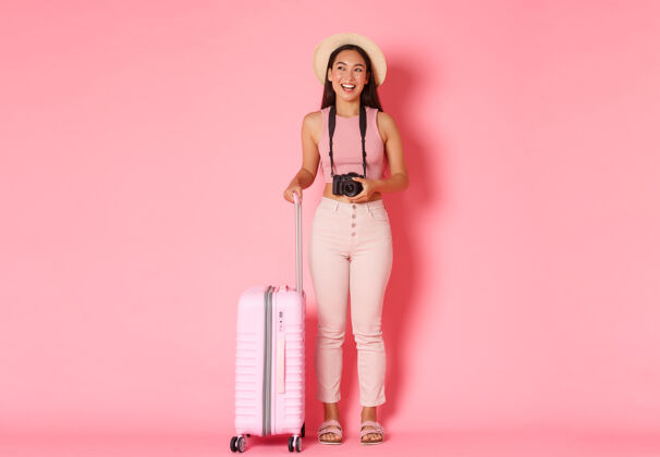 时尚带着手提箱的年轻女子旅游模特开朗