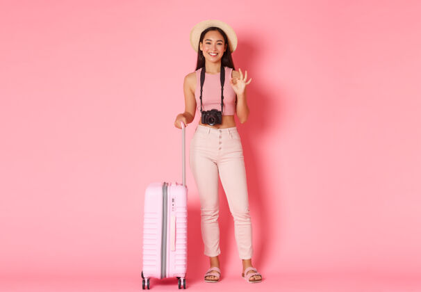 度假带着手提箱的年轻女子微笑年轻人旅行社