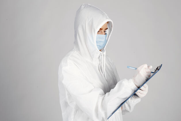 制服戴着医用面罩的医生冠状病毒主题隔离在白墙上穿着防护服的女人工作儿科医生妇女
