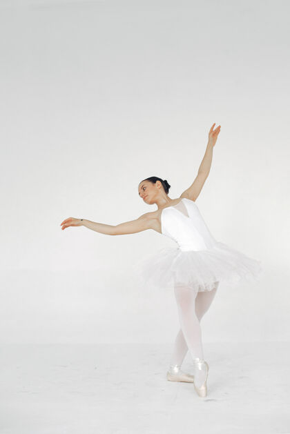 运动漂亮的芭蕾舞演员尖角的芭蕾舞演员优雅移动舞蹈工作室